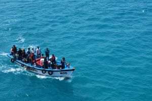 Euronews: Reformatorii din Marea Britanie propun folosirea marinei împotriva migraţiei ilegale